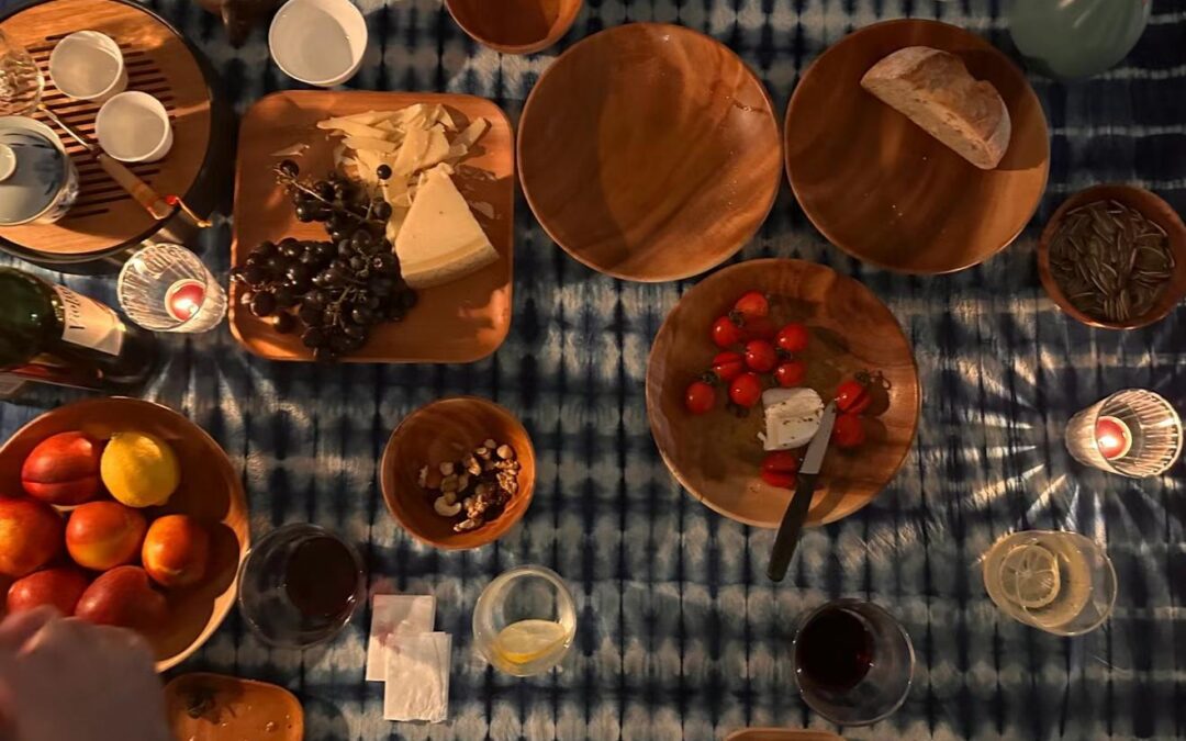 Comer, beber e sorrir com os amigos: sempre a melhor parte da vida!